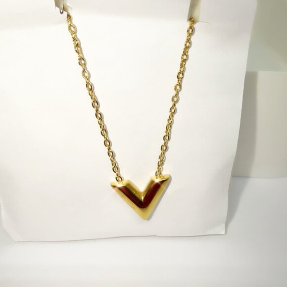 18K Gold Plated Stainless Steel V Pendant Necklace - Picture 5 of 5
